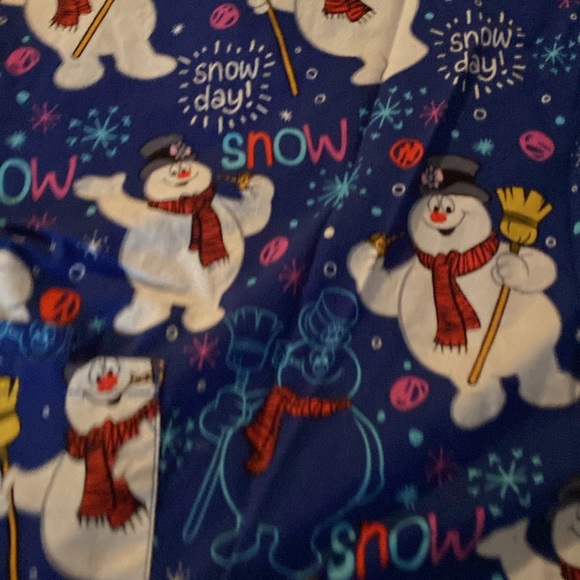 Woman’s Frosty the Snowman scrub top size medium - Picture 2 of 7